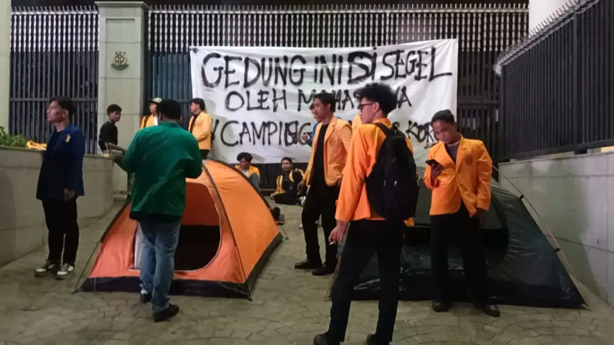 Sejumlah mahasiswa menyegel Gedung Kejagung pada Jumat malam (24/7). (Jawapos.com)