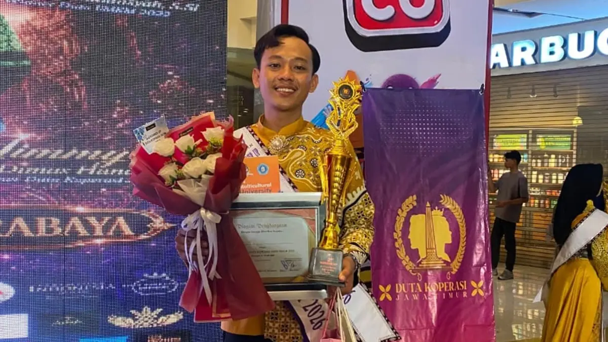 Sulton tersenyum bangga dengan selempang, piala, dan piagam setelah menyabet gelar dalam ajang Duta Koperasi Jatim 2026 di Grand Citi Mall Kota Surabaya pada 12 Juli 2026. (MUHAMMAD ITSNAN SULTON FARIHUDDIN UNTUK RADAR TUBAN)