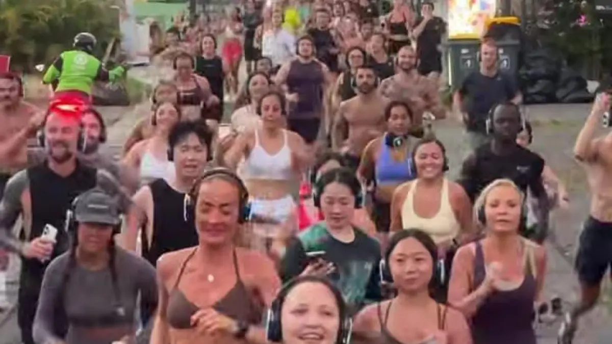 Event lari Bali Silent Disco yang diselenggarakan oleh Entourage Bali. (Tangkapan Layar Video Instagram/@entourage.bali)