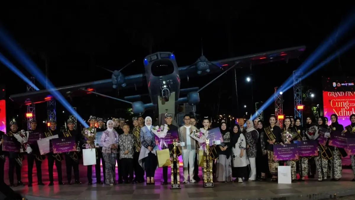 Bupati Tuban Mas Lindra bersama juara dan finalis Duta Wisata Cung dan Ndhuk Kabupaten Tuban 2026 di Taman Hutan Kota Tuban Abhipraya, Sabtu (25/7) malam. Insert, juara Cung dan Ndhuk Tuban 2026. (DISKOMINFO SP UNTUK RADAR TUBAN)