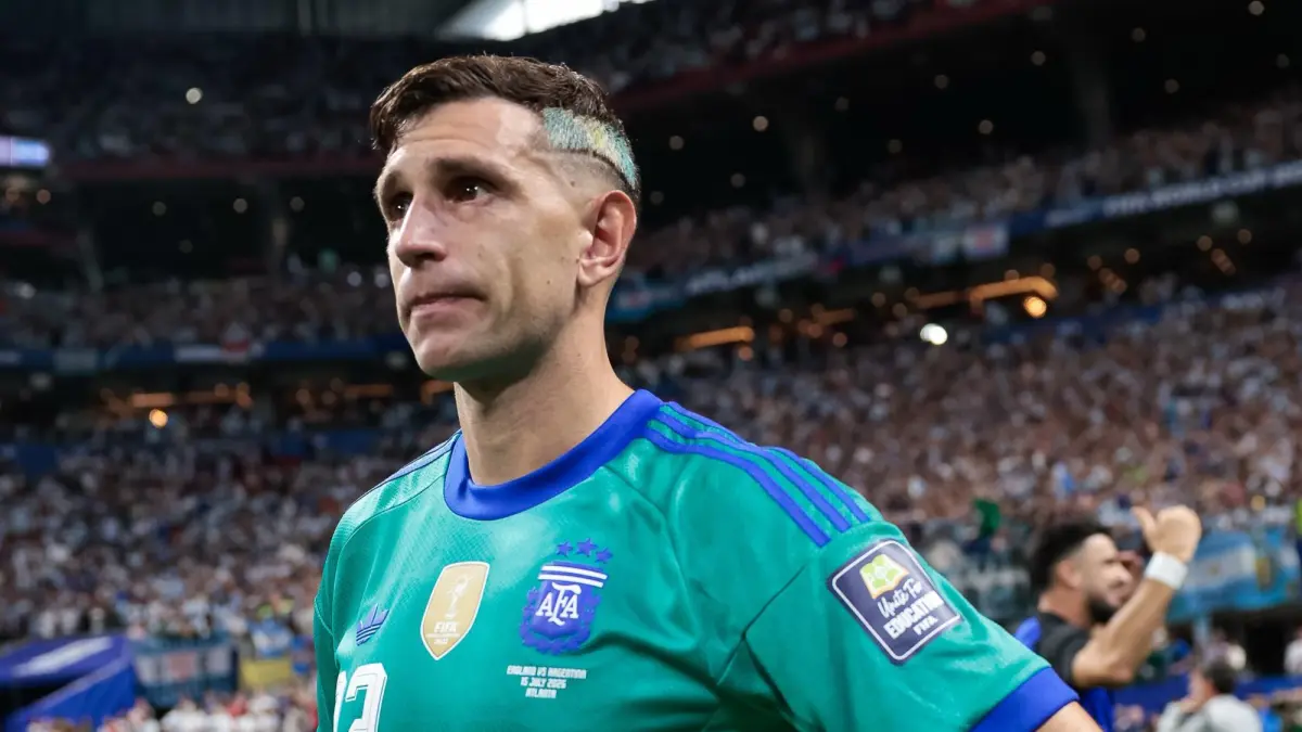 Juventus mempertimbangkan merekrut Dibu Martinez pada bursa transfer musim panas. (instagram.com/emi_martinez26)