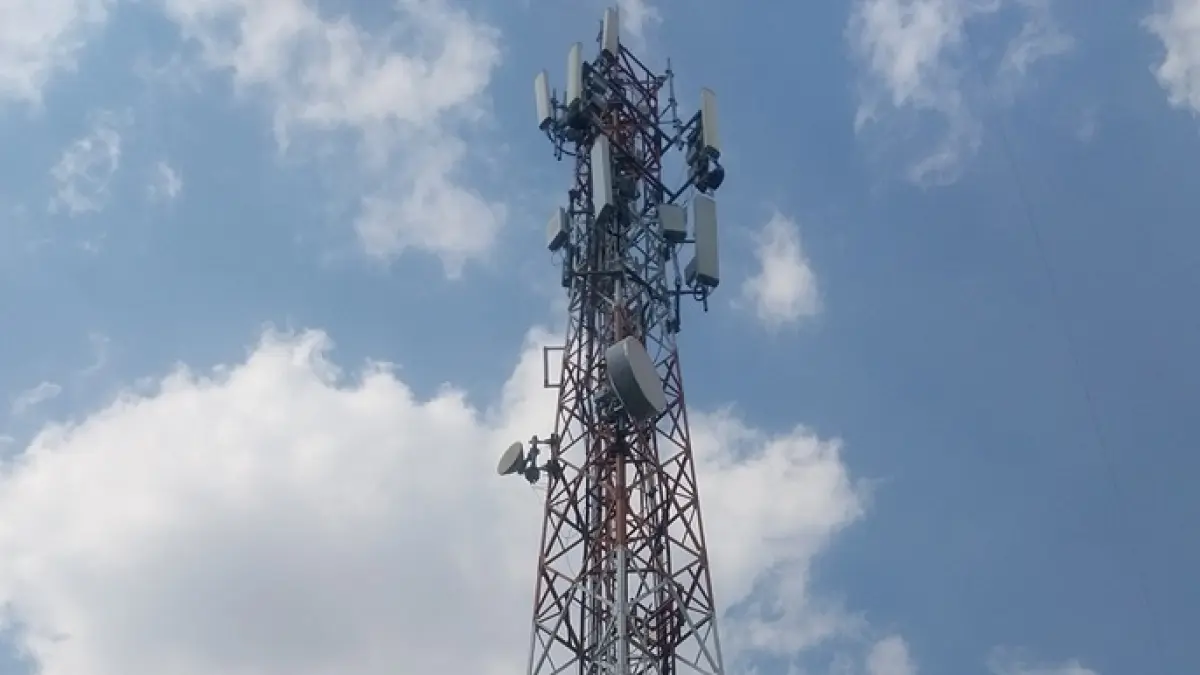 Tower telekomunikasi di Desa Sugiharjo, Kecamatan Tuban yang berdiri di tengah pemukiman. (M. Mahfudz Muntaha/Radar Tuban)
