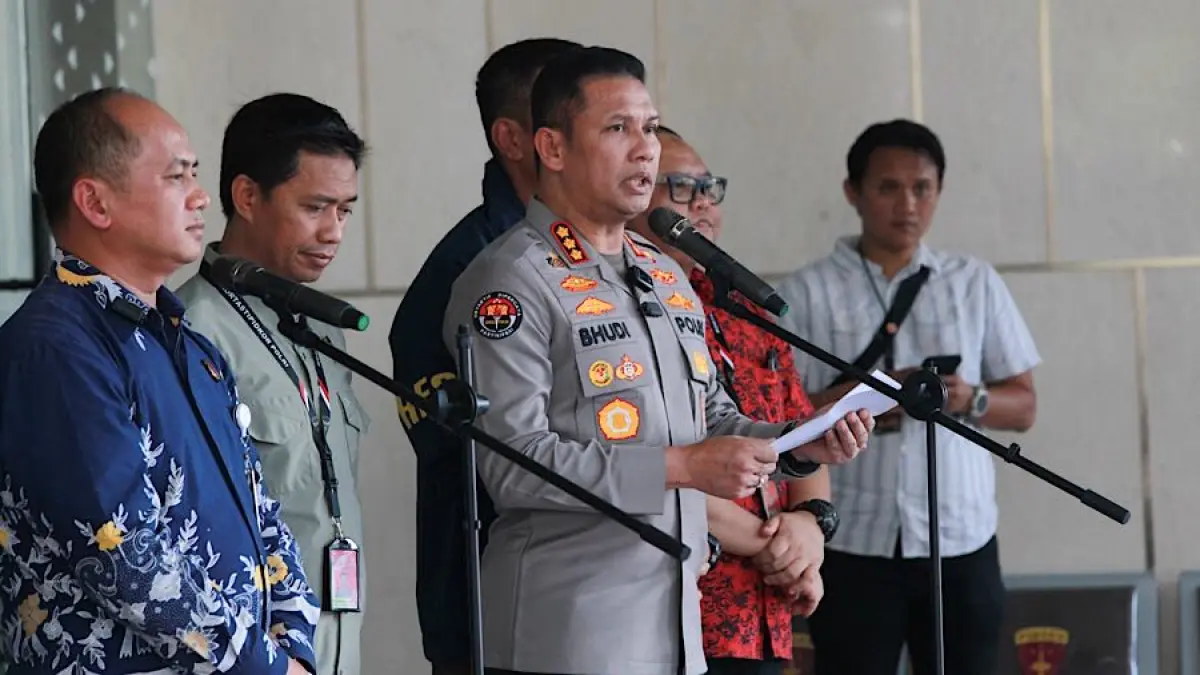 Kabid Humas Polda Metro Jaya, Budi Hermanto memberikan ketefangan pers saat pelimpahan berkas di Kejagung, Jumat (17/7/2026) (Bloomberg Technoz/Andre)
