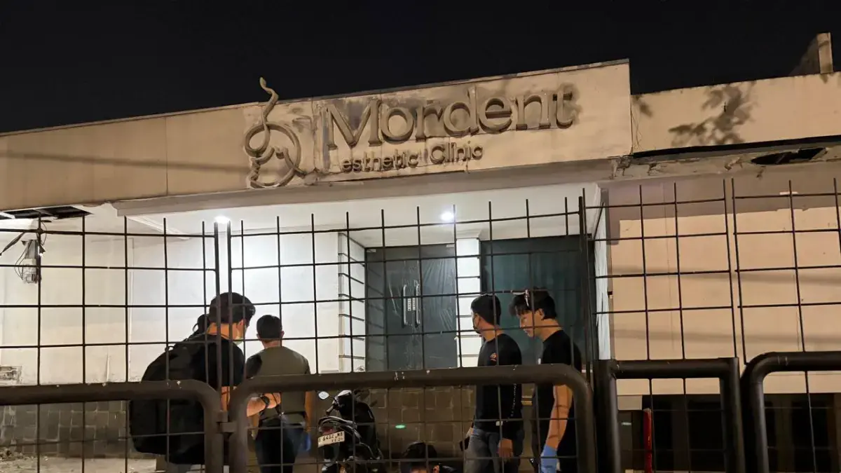 Polisi gelar olah TKP kasus meninggalnya seorang pria bernama Sutrimo. (Muhamad Ridwan/JawaPos.com)