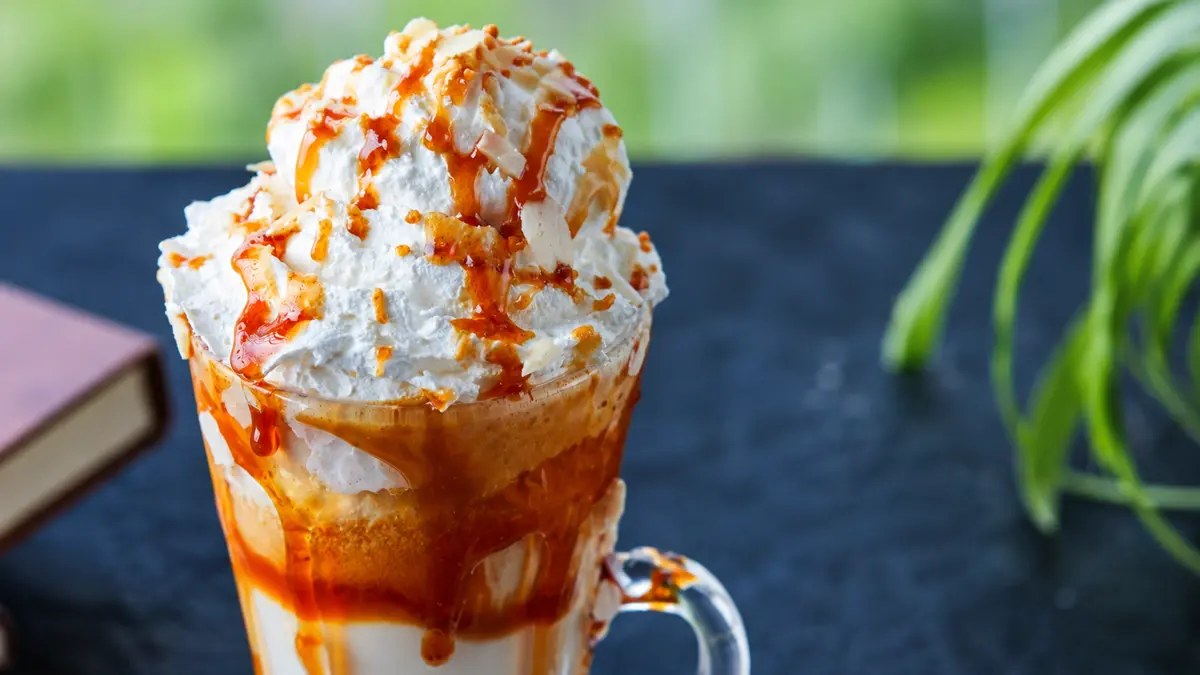 Segelas caramel macchiato/shake berukuran sedang dapat mengandung puluhan gram gula dan ratusan kalori. (RADARTUBAN/AI)
