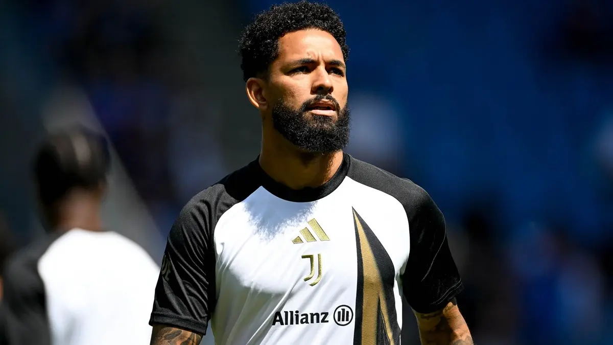 Juventus dikabarkan membahas masa depan Douglas Luiz. (instagram.com/dgoficial)