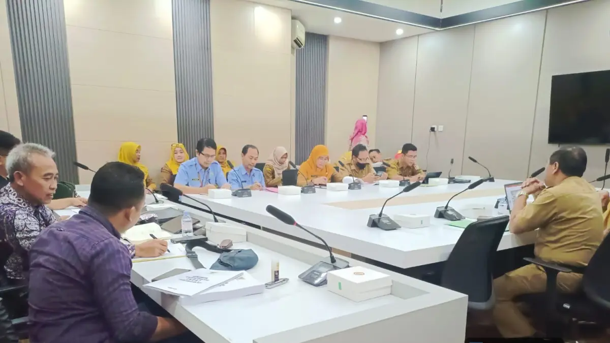 Komisi III DPRD Tuban rapat kerja dengan mitra kerja Senin (27/7) di ruang rapat komisi setempat. (M. Mahfudz Muntaha/Radar Tuban)