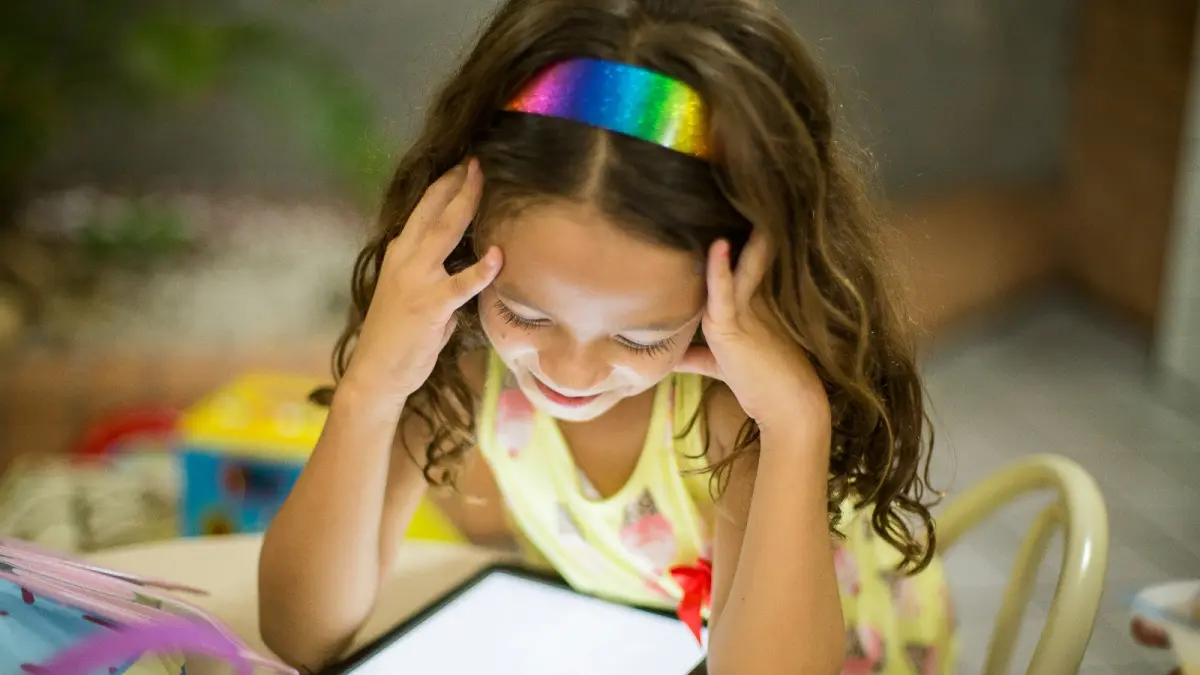 Seorang murid sekolah dasar tampak beraktivitas menggunakan perangkat komputer tablet. (Unsplash.com/Patricia Preudente)
