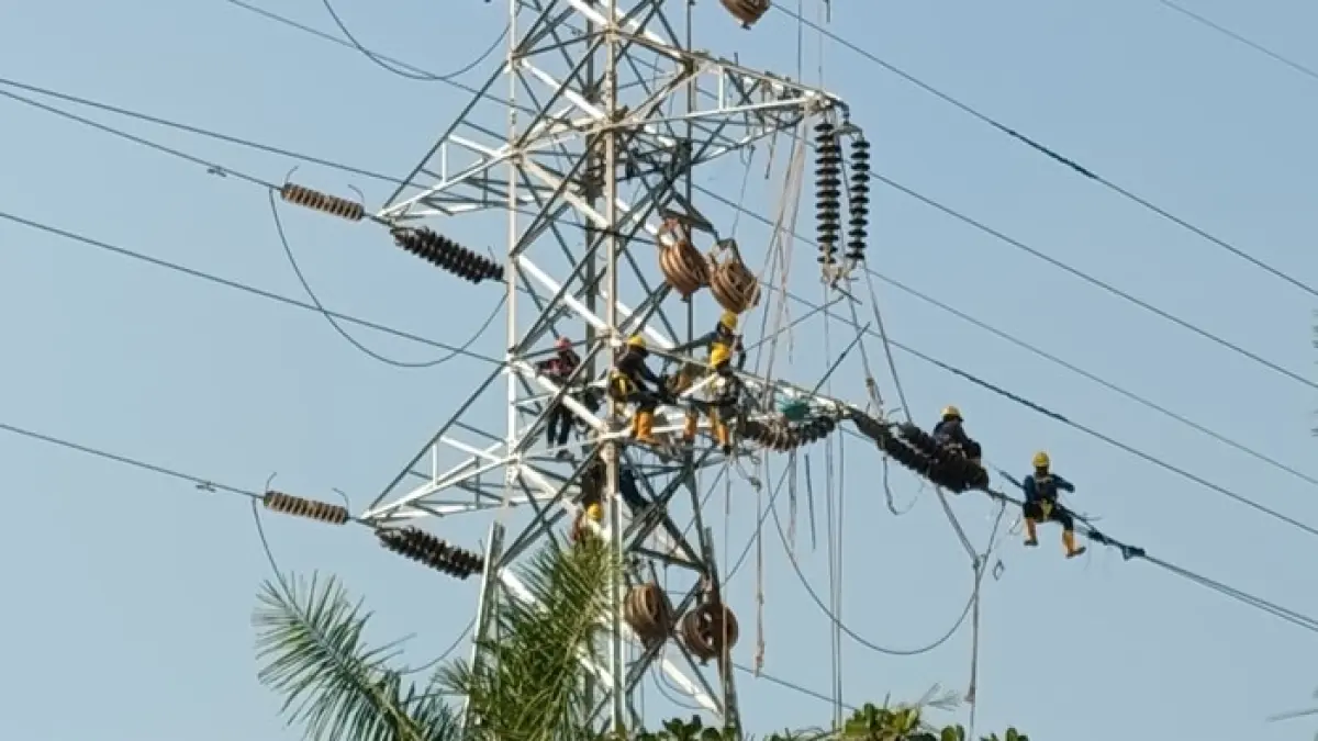 Kenalan dengan pasukan elite PDKB PLN yang bertarung nyawa perbaiki jaringan menara SUTET bertegangan tinggi di Kecamatan Merakurak, Tuban. (M. Mahfudz Muntaha/Radar Tuban)
