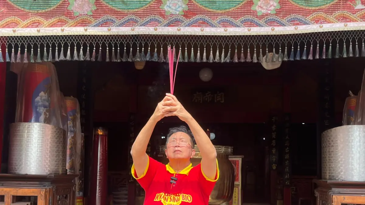 

Tjong Ping sembahyang menghadap laut di depan TITD Kwan Sing Bio Tuban, Kamis (30/7). Ritual tersebut merupakan rangkaian dari pertobatannya kepada Kwan Sing Tee Koen, dewa utama yang disembah kelenteng setempat.
