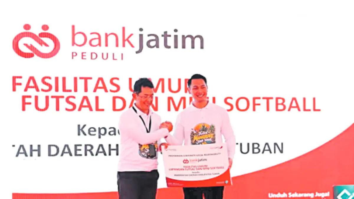 Dirut Bank Jatim Winardi Legowo menyerahkan CSR Fasilitas Umum Lapangan Futsal dan Mini SoftBall secara simbolis kepada Bupati Tuban Aditya Halindra Faridzky di sela kegiatan Festival Mangrove Jatim ke-10 di Pantai Panduri, Desa Tasikharjo, Kecamatan Jenu, kemarin (29/7).