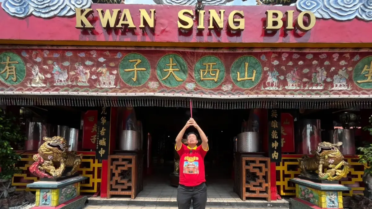 Go Tjong Ping beribadah di depan TITD Kwan Sing Bio Tuban yang merupakan rangkaian sembahyang memohon ampunan kepada Kongco Kwan Sing Tee Koen, kemarin (30/7). (M. Robit Bilhaq/Radar Tuban)