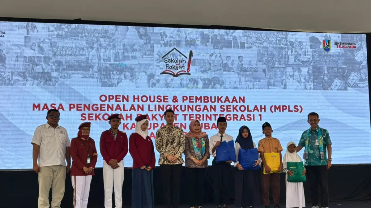 Pemakaian seragam dan penyerahan perlengkapan sekolah dan asrama sebagai penanda pembukaan MPLS SRT 1 Tuban. (Radar Tuban)