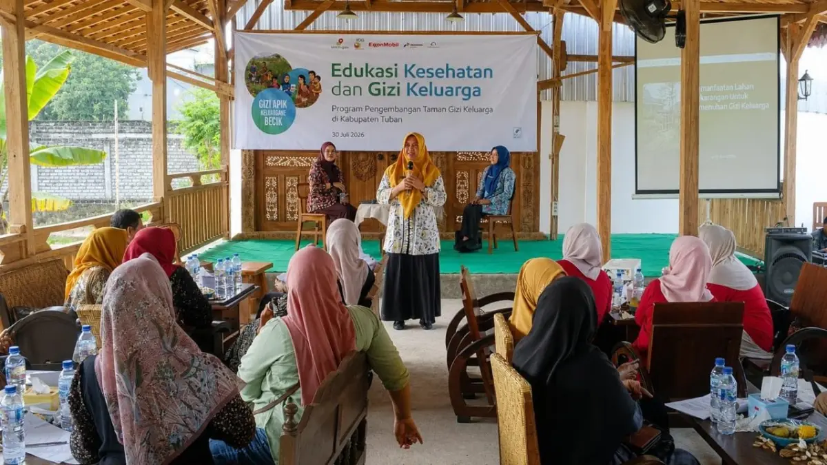 Tenaga medis mengecek kondisi kesehatan warga Desa Rengel, Kecamatan Rengel, Kamis (30/7). Pemeriksaan tersebut sebagai deteksi dini untuk meminimalisasi risiko penyakit tidak menular. (EMCL untuk Radar Tuban)