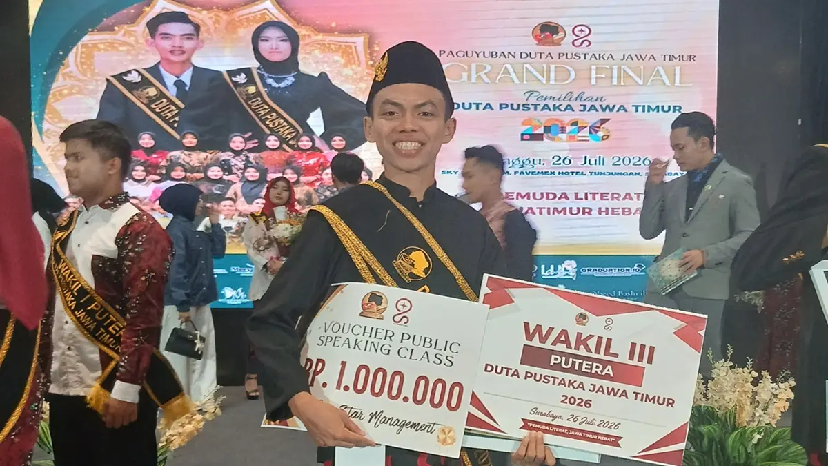 Mifta nampak bangga dan sumringah menunjukkan piala dan piagamnya setelah menyandang gelar Runner Up 3 dalam ajang Duta Pustaka Jawa Timur 2026. (MUHAMMAD MIFTAKHUSSURUR UNTUK RADAR TUBAN)