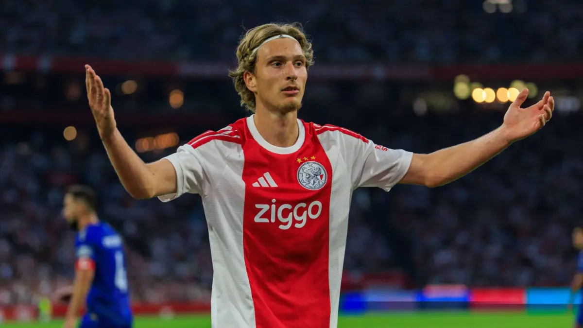 Mika Godts tidak mengarah ke EPL, kini PSG justru mulai buka negosiasi. (Goal)