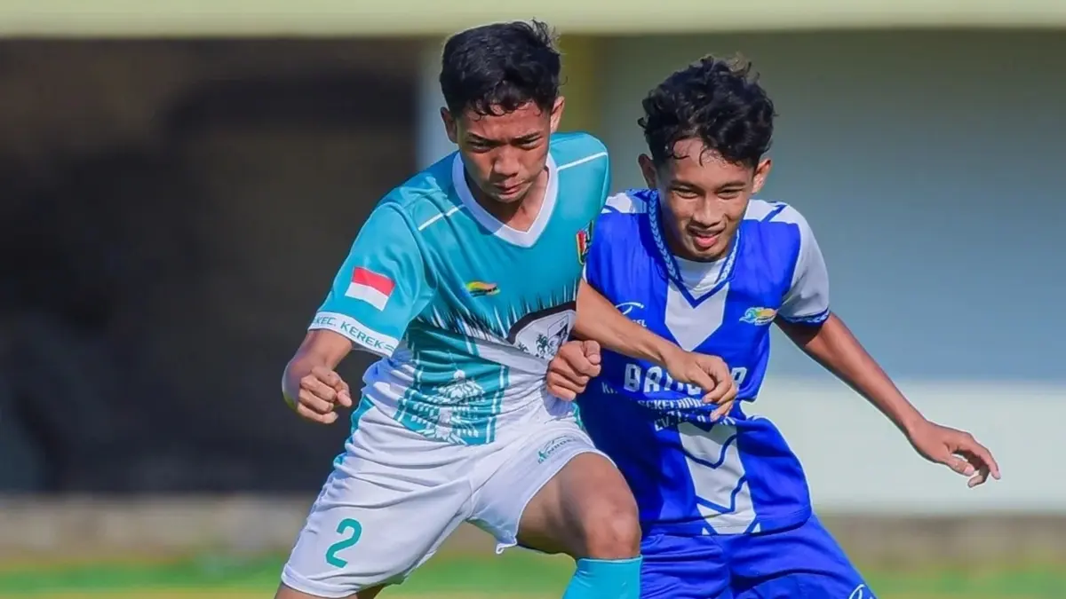 Pemain tim Kecamatan Kerek menghadapi perlawanan tim Kecamatan Bancar dalam kompetisi Porkab IX Tuban 2026 cabor sepak bola dalam pertandingan yang digelar di Stadion TSC. (TIM PORKAB KECAMATAN KEREK UNTUK RADAR TUBAN)
