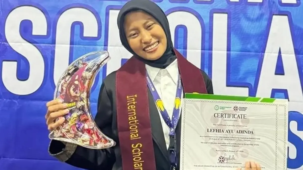 Dinda menunjukkan piagam prestasinya setelah mengikuti kompetisi.&nbsp;(Lefhia Ayu Adinda untuk Radar Tuban)