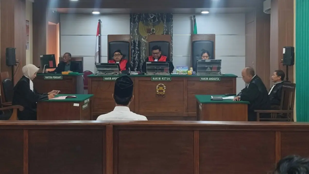 Hakim Pengadilan Negeri Tuban tengah menyidangkan sebuah perkara di Ruang Sidang Garuda pengadilan setempat. (Radar Tuban)