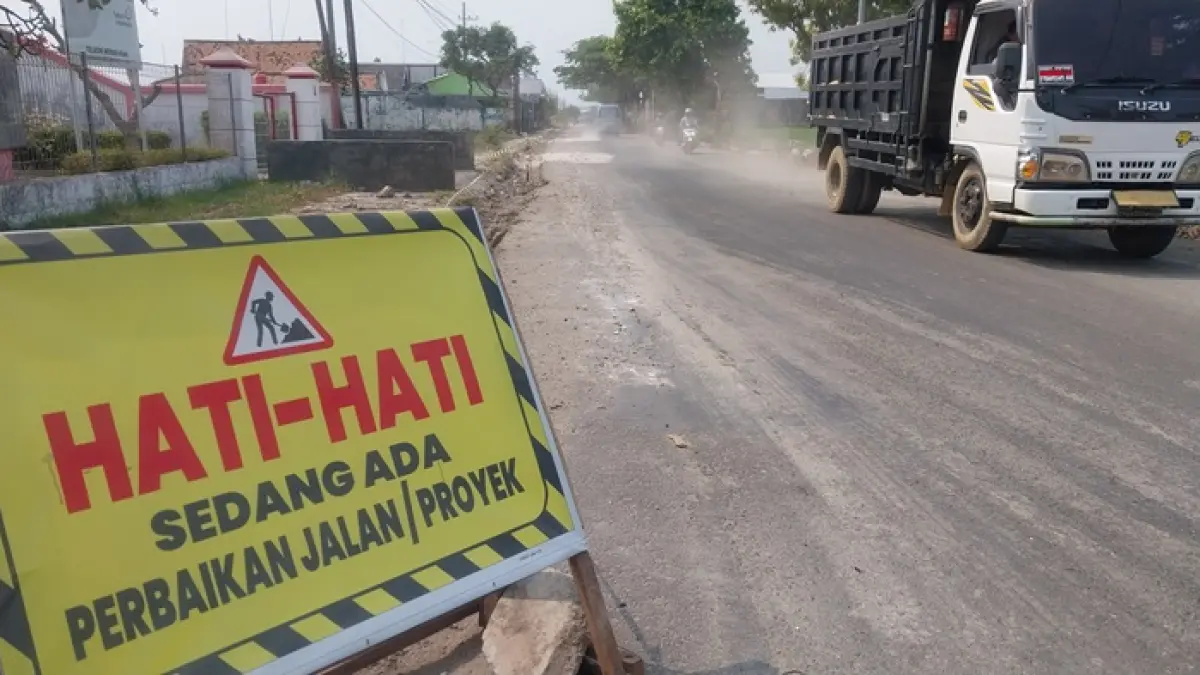 Jalan Merakurak-Jenu ditingkatkan kualitasnya menjadi rigit beton. Proyek APBD 2026 ini diproyeksikan dengan anggaran Rp 8,1 miliar. (M. Mahfudz Muntaha/Radar Tuban)