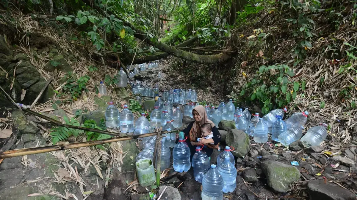Warga mengisi air saat kemarau di sumber mata air Sumur Bendung, Gunung Batur, Kota Cilegon, Banten. (Dery Ridwansah/ JawaPos.com)