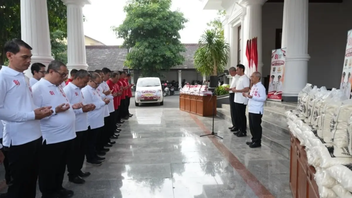 Bupati Aditya Halindra Faridzky secara simbolis memberangkatan penyaluran bantuan sosial kepada warga miskin yang dihimpun dari dana ASN Pemkab Tuban, Rabu (29/7). Lalu dilanjut doa untuk kelancaran bersama. (Radar Tuban)
