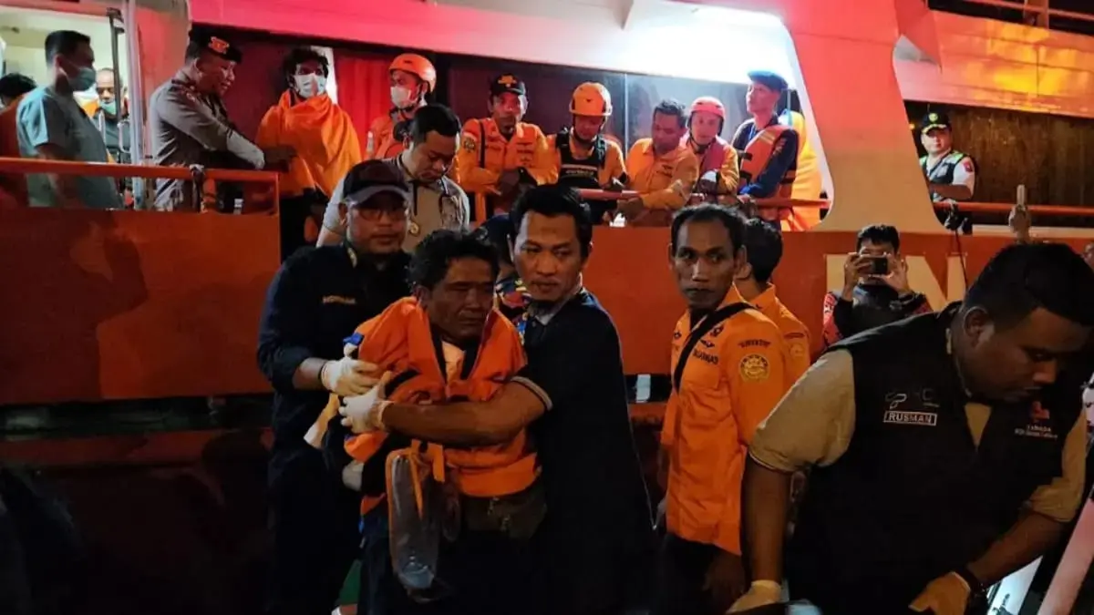 Sembilan penumpang KMP Mutiara Sentosa yang dievakuasi dalam keadaan selamat tiba di Pelabuhan Kalianget, Sumenep. (Basarnas Surabaya)