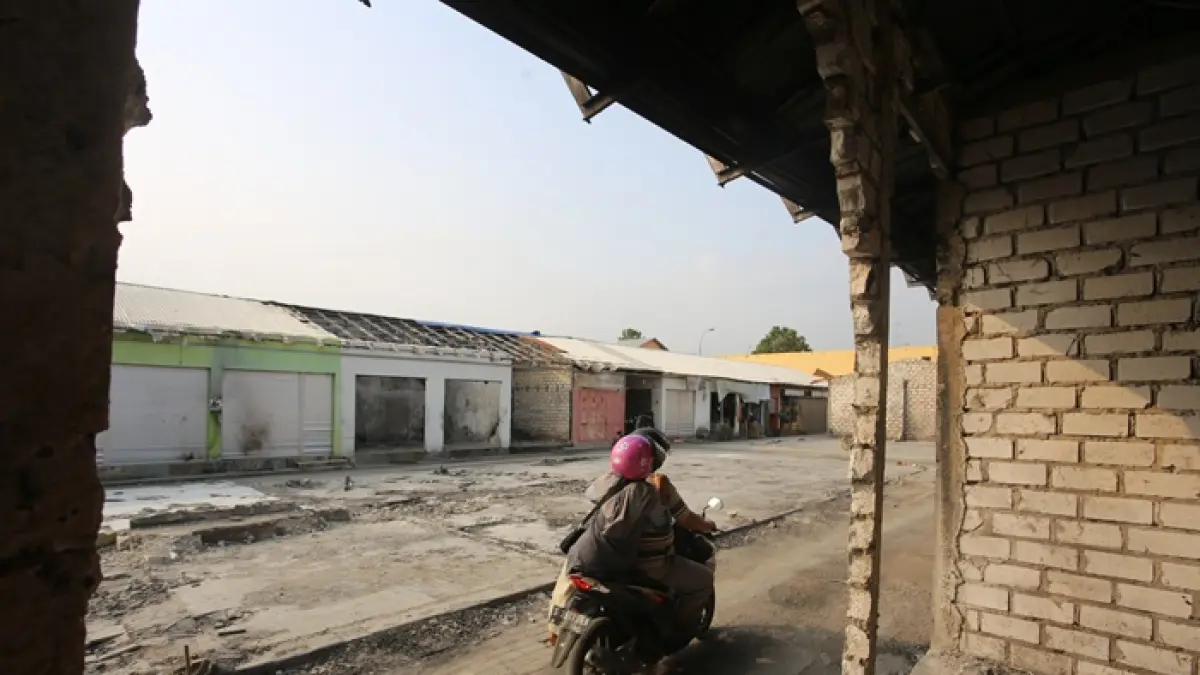 Tiga bulan pasca kebakaran Pasar Baru Tuban pada 25 April lalu, hingga saat ini pemerintah daerah belum membangun kembali kios maupun menyediakan tenda.&nbsp;(Andreyan/Radar Tuban)