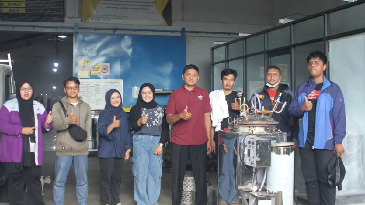 UISI bersama Kemendiktisaintek mengenalkan teknologi retort kepada peternak Tuban. 