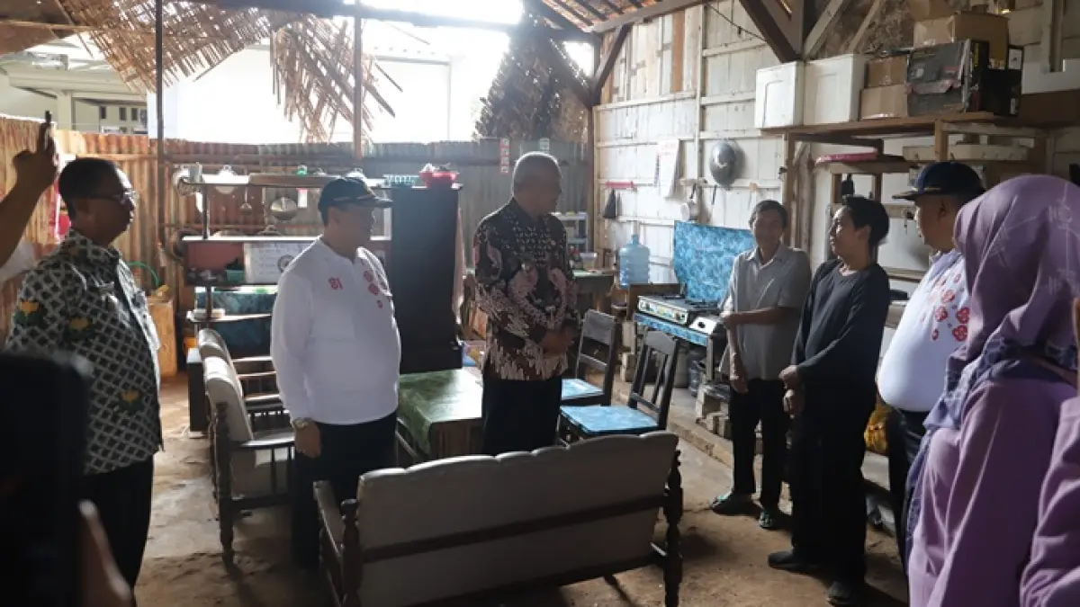 Wakil Bupati Joko Sarwono turut mendampingi penyerahan bantuan beras dan bendera Merah Putih kepada warga yang membutuhkan di wilayah Kecamatan Semanding. (Radar Tuban)
