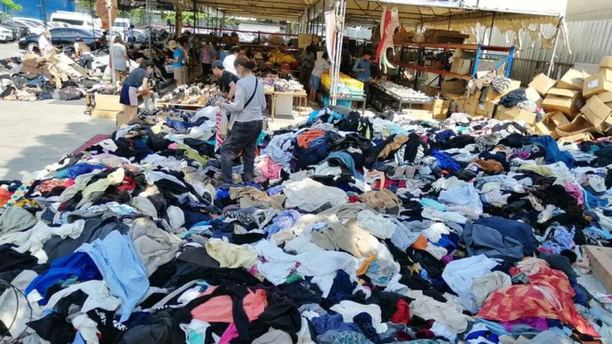 Sektor industri fast fashion yang memproduksi pakaian secara masif kini memicu krisis limbah tekstil global dan pencemaran mikroplastik di berbagai negara. (Pinterest)