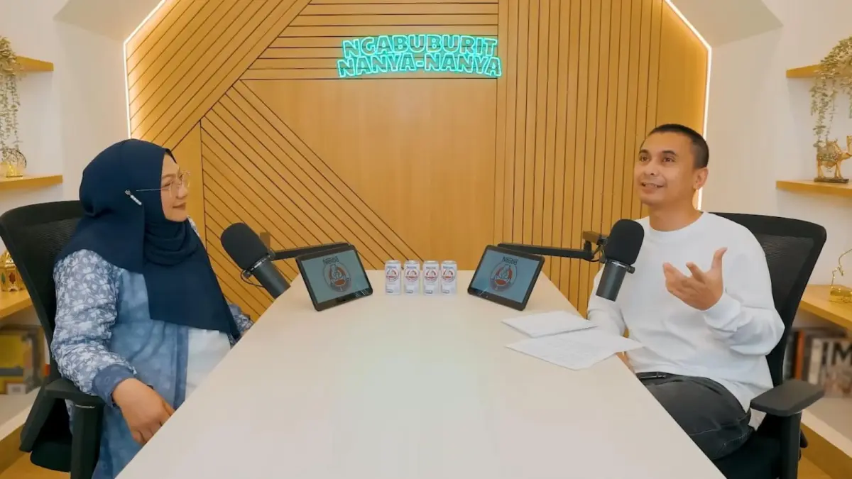 Sesi perbincangan antara Raditya Dika dan dr. Aisyah Dahlan. (Tangkapan layar youtube Raditya Dika)