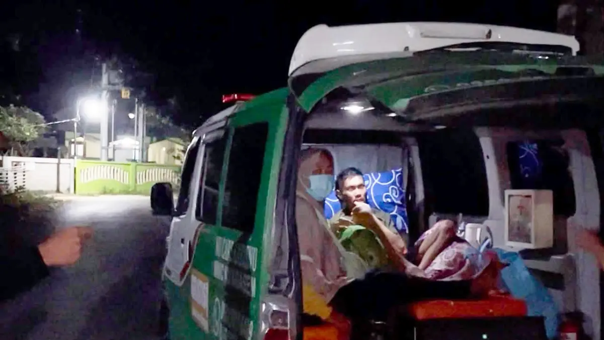Setelah tertunda dua pekan, Mohammad Nasirudin, pasien kanker usus asal Dusun Krajan, Desa Lajukidul, Kecamatan Singgahan akhirnya bisa kontrol di RSUD dr. Soetomo Surabaya, kemarin (4/8). (Radar Tuban)