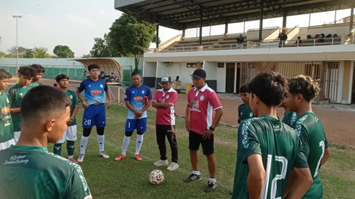 Tim Bumi Wali FC U-17 melakoni pemusatan latihan di Stadion Lokajaya Tuban. (Radar Tuban)