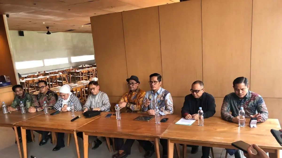 Tim Penasihat Hukum Febrie Adriansyah menyampaikan keterangan kepada awak media di Jakarta. (Sahrul Yunizar/JawaPos.com)