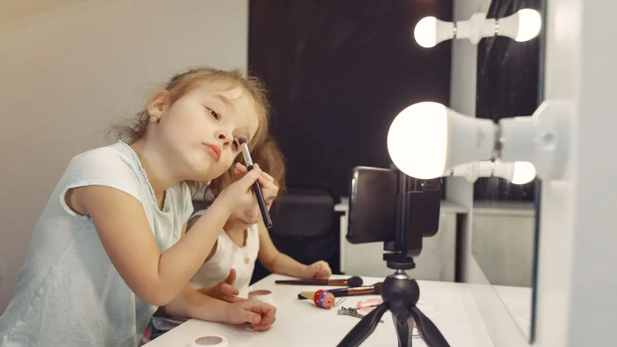 Tren anak-anak usia sekolah dasar yang mengonsumsi produk perawatan kulit dan kosmetik. (Freepik/Magnifik)