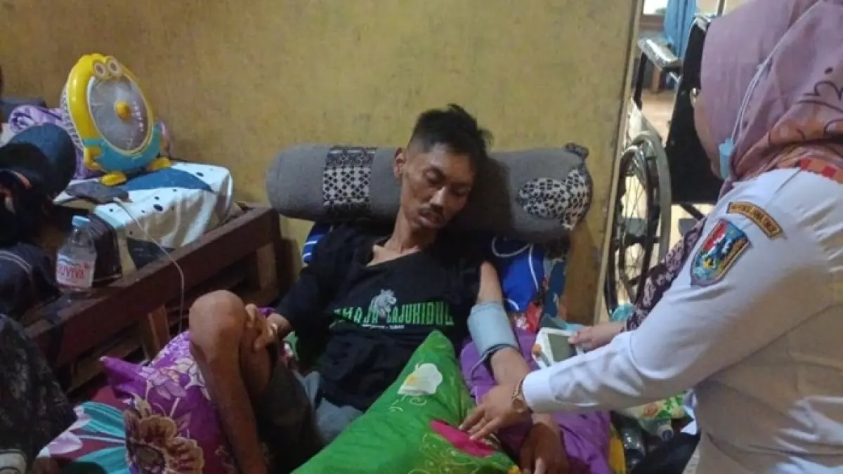 Petugas kesehatan dari Puskesmas Singgahan melakukan visit ke rumah Mohammad Nasirudin, pasien kanker usus asal Desa Lajukidul, Kecamatan Singgahan yang kesulitan memenuhi biaya operasional untuk kontrol ke RSUD dr. Soetomo Surabaya. (Roikan untuk Radar Tuban)