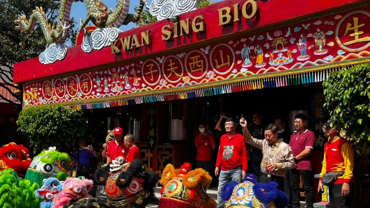 Atraksi barongsai memeriahkan perayaan HUT ke-1866 Yang Mulia Kongco Kwan Sing Tee Koen di halaman TITD Kwang Sing Bio Tuban, kemarin (5/8) pagi. (M. Robit Bilhaq/Radar Tuban)