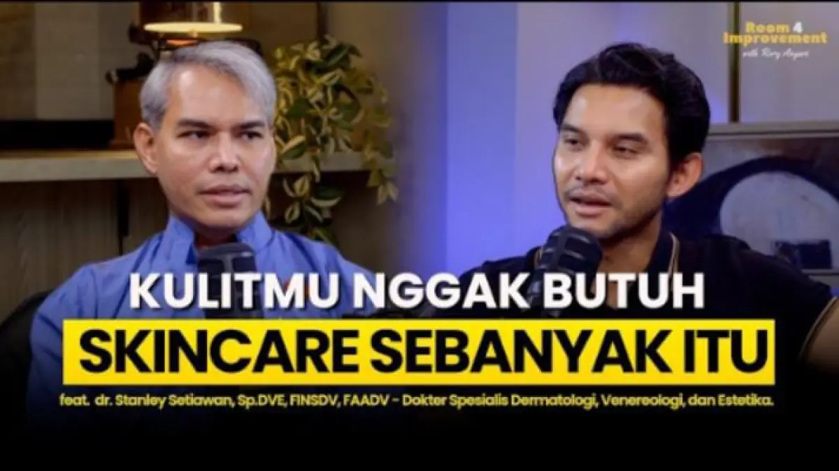 Dokter spesialis kulit dr. Stanley Setiawan, Sp.D.V.E., saat membagikan edukasi mengenai pentingnya basic skincare dalam bincang-bincang di kanal YouTube Rory Asyari. (Podcast YouTube Rory Asyari)