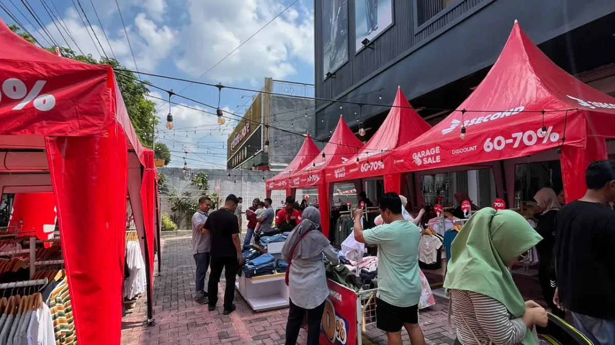 Ganti tampilan outfit tanpa bikin dompet tipis, cek penawaran promo Garage Sale 3Second Jalan Basuki Rachmad Tuban. (M. Robit Bilhaq/Radar Tuban)