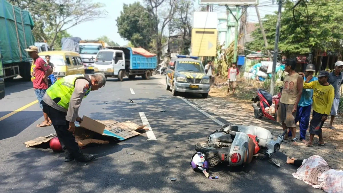 Petugas Unit Gakkum Satlantas Polres Tuban tempat kejadian perkara kecelakaan di jalan raya Tuban – Bancar, persisnya di Desa Beji, Kecamatan Jenu, kemarin (5/8) siang. (Radar Tuban)