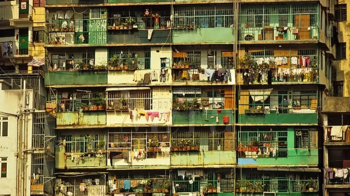 Gambar tempat tinggal di Hong Kong untuk orang kelas bawah yang sangat sempit dan kecil. (pinterest.com)