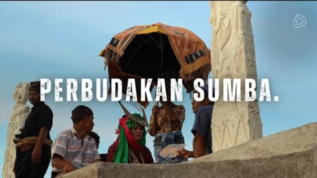 Warga lokal di kawasan pedesaan Sumba, NTT, di balik kekayaan budaya dan pesona alamnya, sebagian masyarakat masih terikat sistem stratifikasi sosial feodal yang menyisakan praktik perbudakan adat. (YouTube Kendati Demikian)