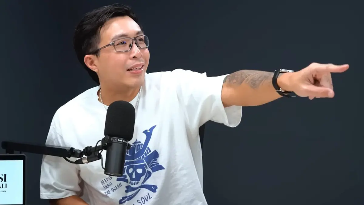 dr. Tirta saat menjadi narasumber dalam podcast Raditya Dika. (Tangkapan layar youtube Raditya Dika)