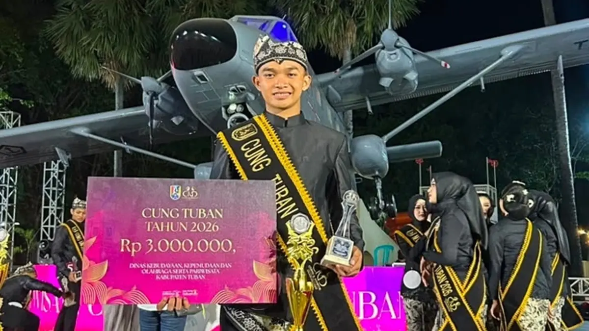 Fitim bersama dengan keluarga besarnya setelah menerima piala dan piagam Cung Tuban 2026. (ABDULLAH FITIM UNTUK RADAR TUBAN)