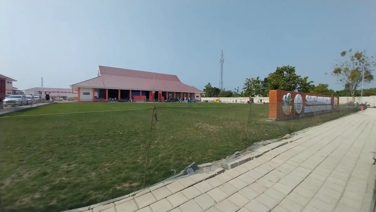 Kondisi lingkungan Sekolah Rakyat Terintegrasi Tuban 1 yang masih banyak pekerjaan, meski para siswa sudah melakukan masa pengenalan lingkungan sekolah. (M.MAHFUDZ MUNTAHA/RADAR TUBAN)