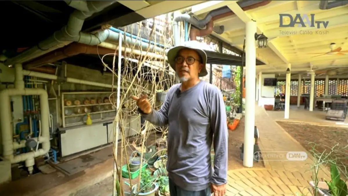 Pendiri Bumi Macakal, Irman, menjelaskan sistem pengelolaan air. (Tangkapan layar youtube DAAI Tv)