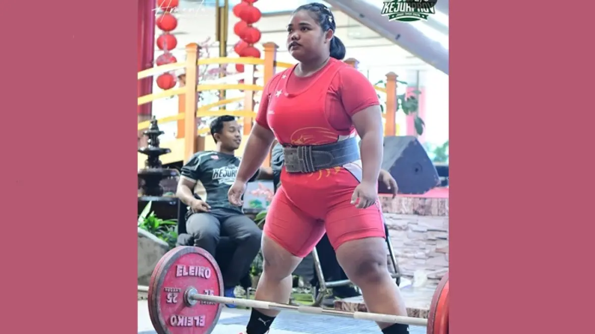 Aksi Agustina Intan Paripurna, atlet Pabersi Tuban saat bertanding pada Kejurprov Angkat Berat Jatim 2026 nomor kategori heavy weight putri. (Pabersi Tuban untuk Radar Tuban)