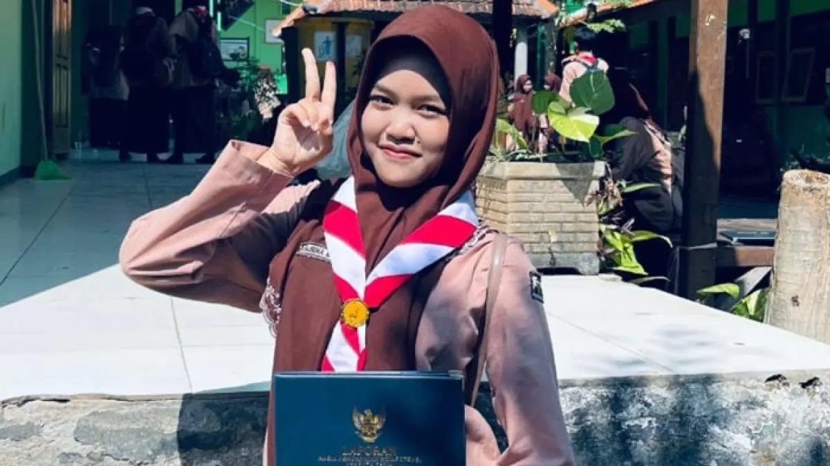 Fajrina Nur Alfiyah, siswi MAN 1 Tuban, membuktikan bahwa kecantikan dan seni bela diri pencak silat bisa berjalan berdampingan secara harmonis. (Fajrina Nur Alfiyah Untuk Radar Tuban)