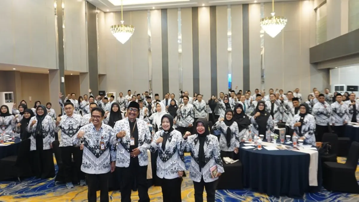 Dari kiri Rektor Unirow Tuban Prof. Warli, M.Pd, Ketua PPLP-PT PGRI Tuban Sudjarwoto S.H., S.Pd., M.H., M.M., M.Hum, Wakil II Ketua PGRI Jatim Dr. Dra. Dwi Retnani Srinarwati, M.Si., dan Ketua Forum Pimpinan PT PGRI Jatim, Prof. Dr. Dra. Munawaroh, M.Kes berfoto bersama seluruh peserta sarasehan. (Shafa Dina Hayuning Mentari/Radar Tuban)